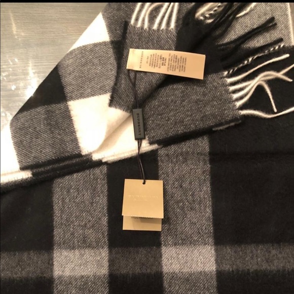 BURBERRY Mega Check Cashmere Scarf - Picture 6 of 7
